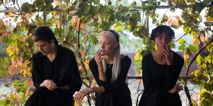 «В стране п**дец, а мы комедии снимаем»: смех над пропастью в сериале «Чики»