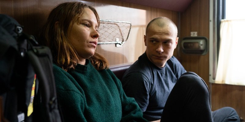 «Нужно устанавливать связь с человеком, а не с наскальными рисунками». Рецензия на «Купе номер 6».