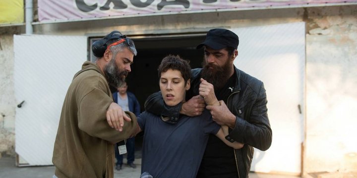 «В стране п**дец, а мы комедии снимаем»: смех над пропастью в сериале «Чики»