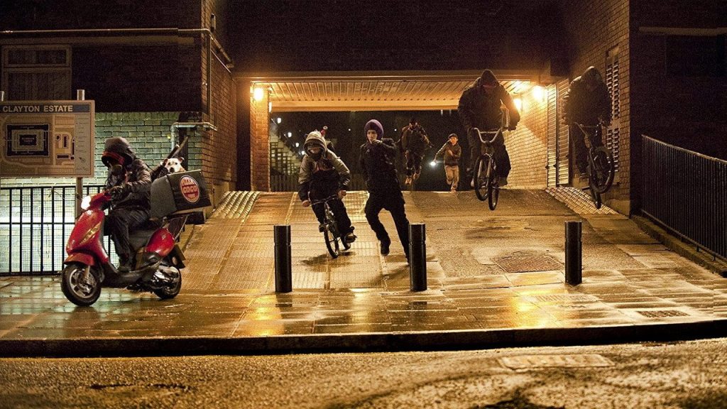Кадр из фильма «Чужие на районе»
